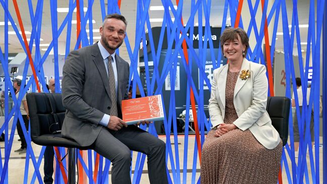 Ведущий телеканала Россия 24 Антон Борисов и и генеральный директор Российского экспортного центра Вероника Никишина на ВЭФ-2025