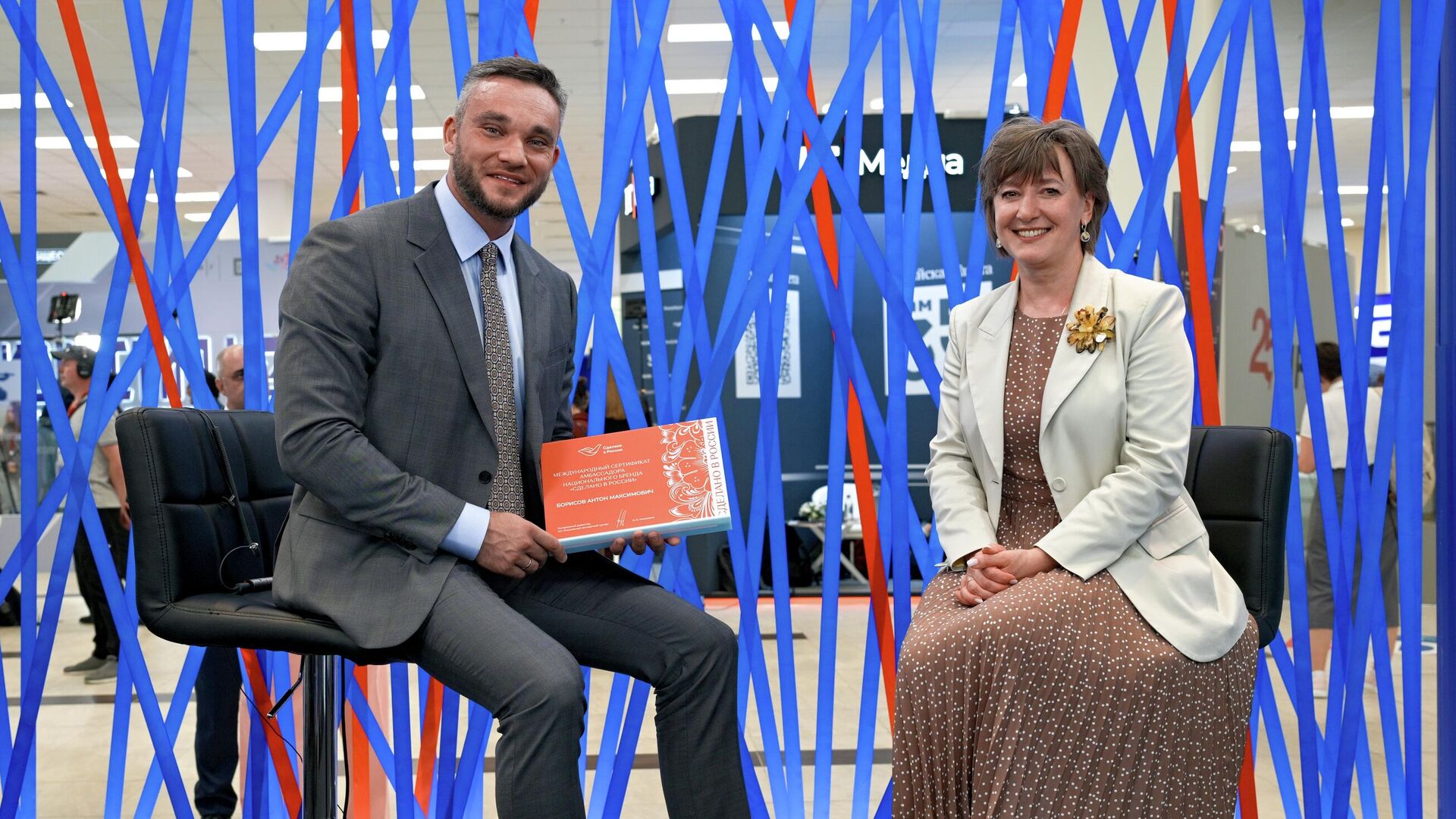 Ведущий телеканала Россия 24 Антон Борисов и и генеральный директор Российского экспортного центра Вероника Никишина на ВЭФ-2025 Ведущий телеканала Россия 24 Антон Борисов и и генеральный директор Российского экспортного центра Вероника Никишина на ВЭФ-2025 - РИА Новости, 1920, 04.09.2025