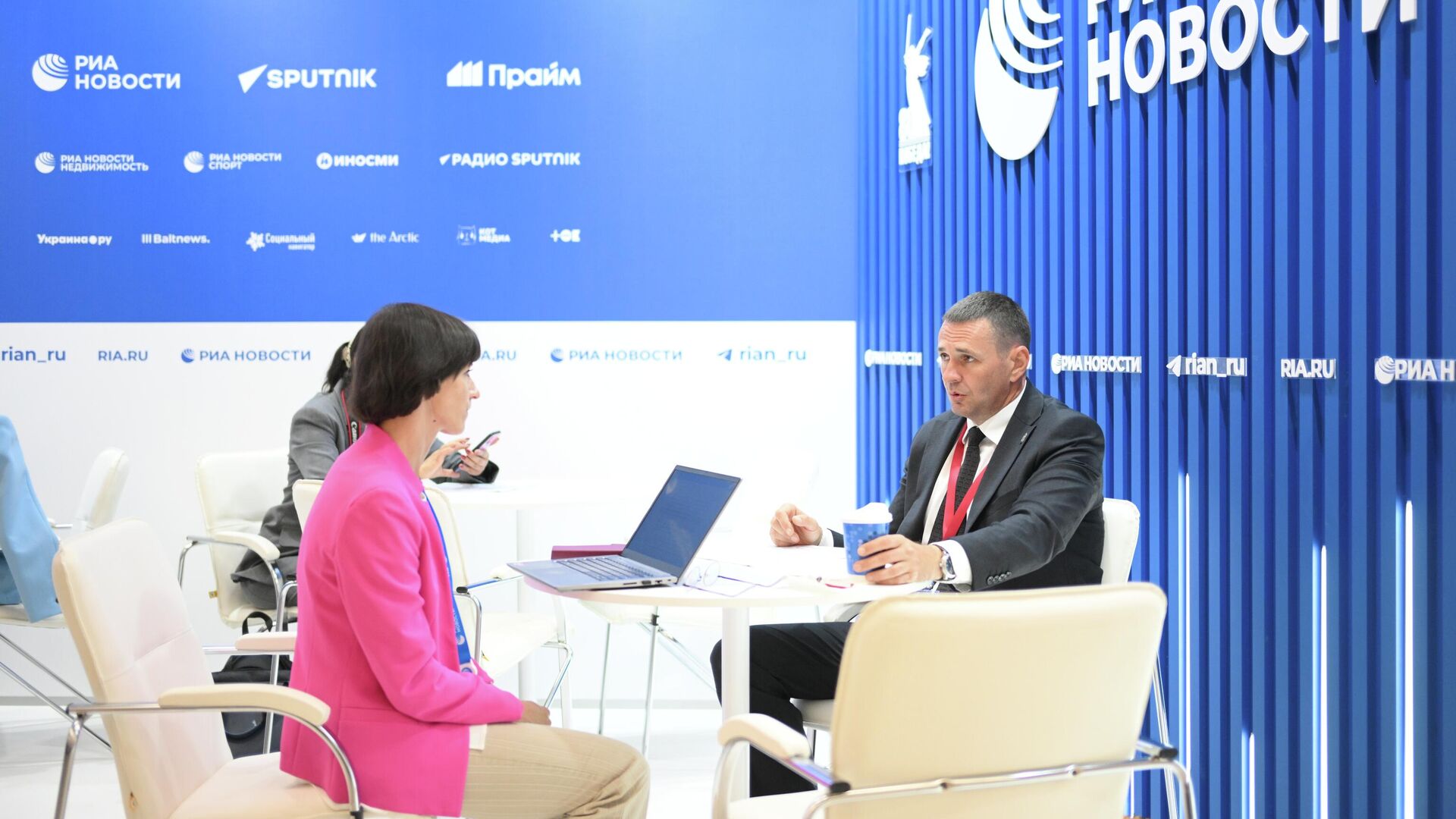 Губернатор Хабаровского края Дмитрий Демешин на стенде РИА Новости на ВЭФ-2025 Губернатор Хабаровского края Дмитрий Демешин на стенде РИА Новости на ВЭФ-2025 - РИА Новости, 1920, 04.09.2025