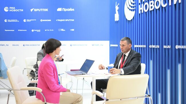 Губернатор Хабаровского края Дмитрий Демешин на стенде РИА Новости на ВЭФ-2025 Губернатор Хабаровского края Дмитрий Демешин на стенде РИА Новости на ВЭФ-2025