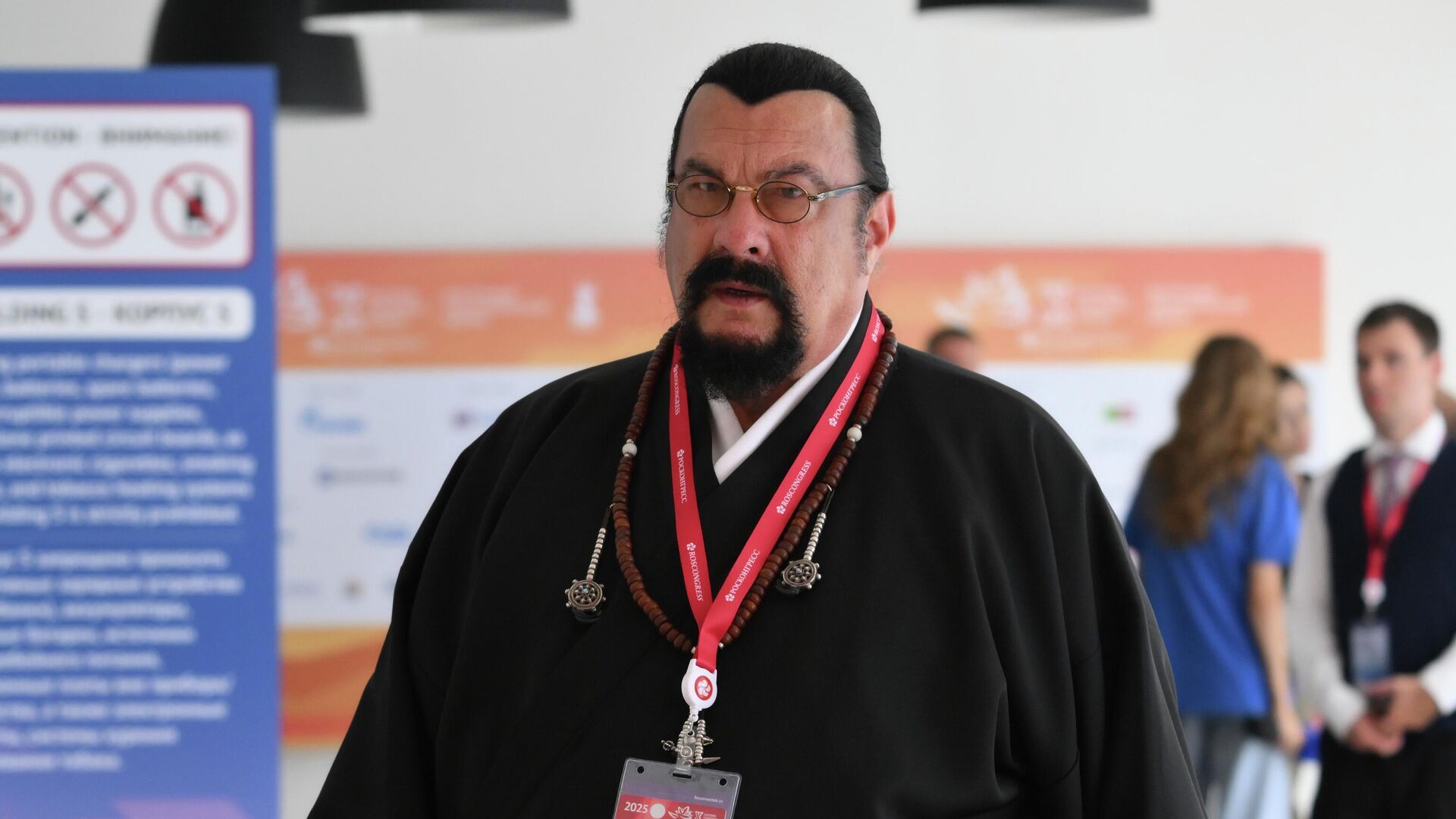 Стивен Сигал перед началом пленарного заседания на ВЭФ-2025. 5 сентября 2025 Стивен Сигал перед началом пленарного заседания на ВЭФ-2025. 5 сентября 2025 - РИА Новости, 1920, 05.09.2025