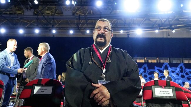 Специальный представитель МИД России по вопросам российско-американских гуманитарных отношений 
Стивен Сигал перед пленарным заседанием на ВЭФ-2025