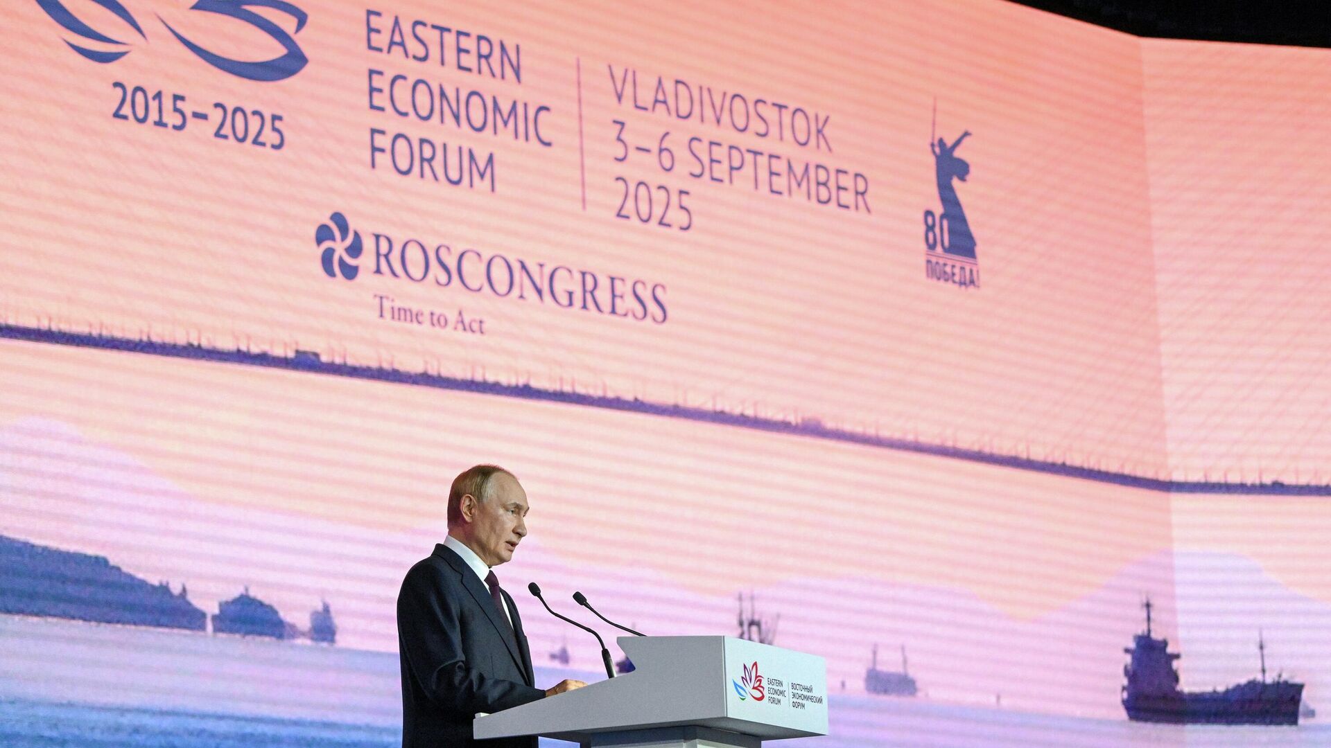 Президент России Владимир Путин на пленарной сессии Восточного экономического форума - РИА Новости, 1920, 05.09.2025