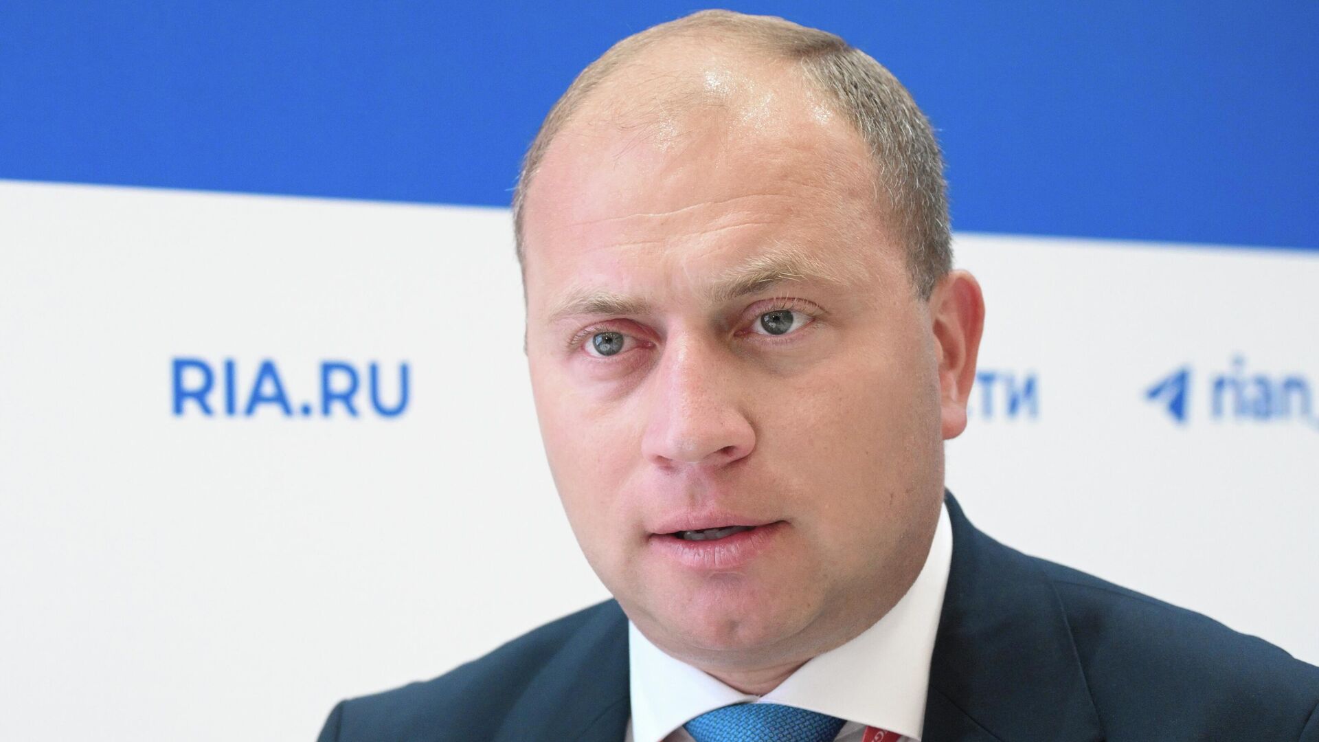 Статс-секретарь - заместитель министра промышленности и торговли РФ Роман Чекушов на стенде РИА Новости на ВЭФ-2025 - РИА Новости, 1920, 05.09.2025