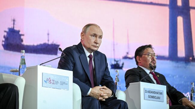 Президент России Владимир Путин на пленарной сессии Восточного экономического форума