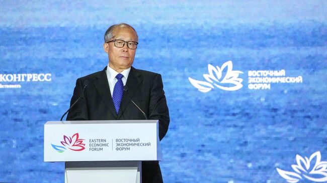 Заместитель председателя постоянного комитета Всекитайского собрания народных представителей Ли Хунчжун на пленарной сессии Восточного экономического форума