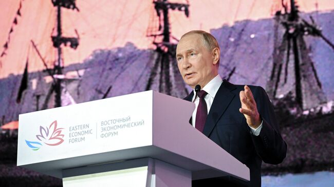 Президент России Владимир Путин на пленарной сессии Восточного экономического форума