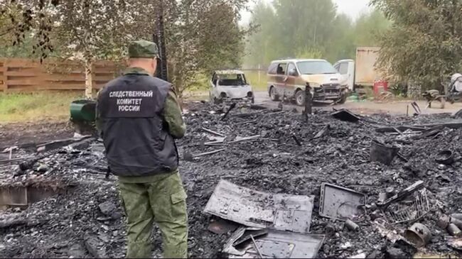 Работа СК РФ на месте пожара в дачном доме в деревне Златогорова в Свердловской области