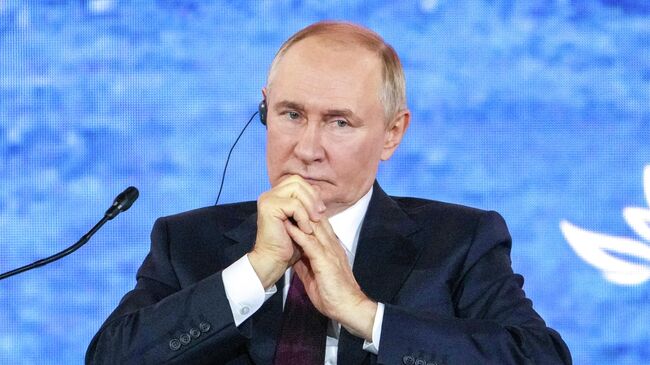 Президент России Владимир Путин на пленарной сессии Восточного экономического форума