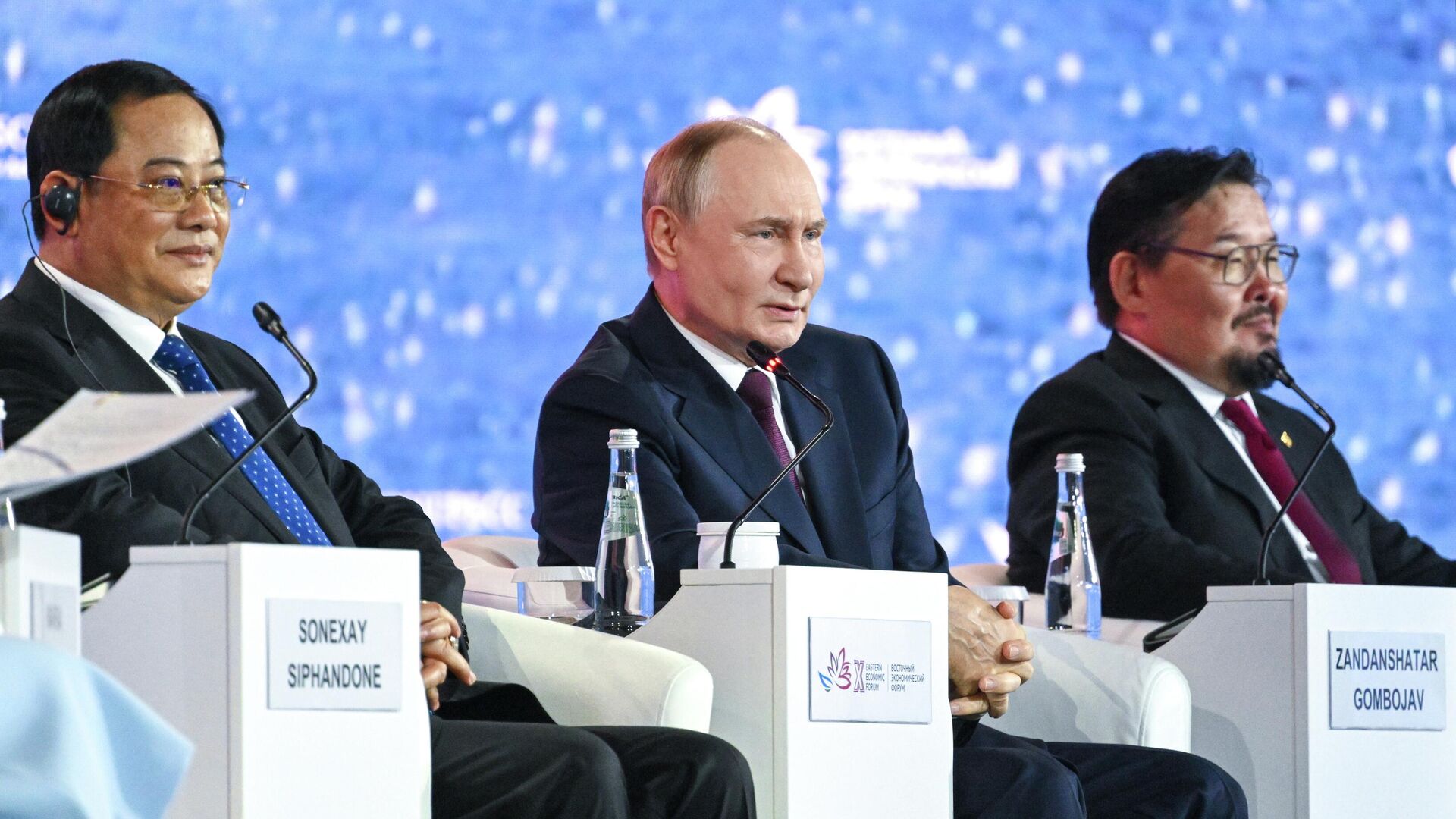 Президент России Владимир Путин на пленарной сессии Восточного экономического форума