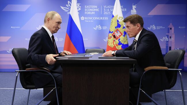 Президент Владимир Путин и губернатор Приморского края Олег Кожемяко во время встречи во Владивостоке на полях Восточного экономического форума Президент Владимир Путин и губернатор Приморского края Олег Кожемяко во время встречи во Владивостоке на полях Восточного экономического форума