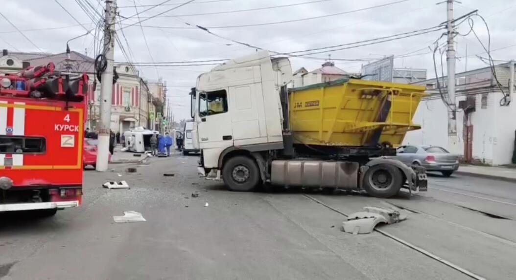 На месте столкновения автомобиля DAF с автомобилем с полуприцепом в Курске На месте столкновения автомобиля DAF с автомобилем с полуприцепом в Курске - РИА Новости, 1920, 05.09.2025