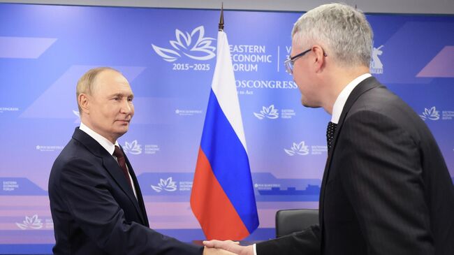 Президент Владимир Путин и губернатор Камчатского края Владимир Солодов во время встречи на полях Восточного экономического форума во Владивостоке 