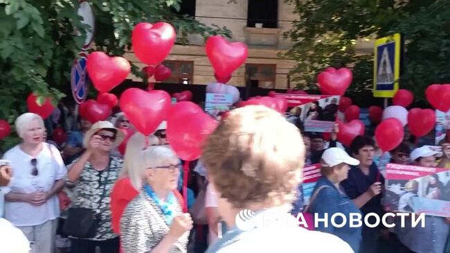 Сторонники Евгении Гуцул поздравляют ее с днем рождения у стен кишиневского СИЗО