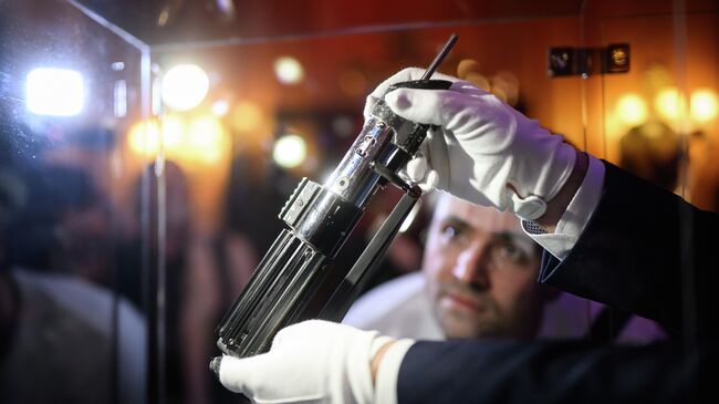 Световой меч Дарта Вейдера, проданный на аукционе за $3,6 млн Световой меч Дарта Вейдера, проданный на аукционе за $3,6 млн