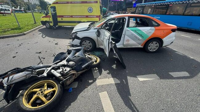 Последствия столкновения автомобиля и двух мотоциклов на юго-западе Москвы Последствия столкновения автомобиля и двух мотоциклов на юго-западе Москвы