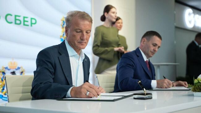 Губернатор Хабаровского края Дмитрий Демешин и президент, председатель правления ПАО Сбербанк Герман Греф Губернатор Хабаровского края Дмитрий Демешин и президент, председатель правления ПАО Сбербанк Герман Греф