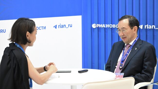 Глава Республики Саха - Якутия Айсен Николаев на стенде РИА Новости на ВЭФ-2025