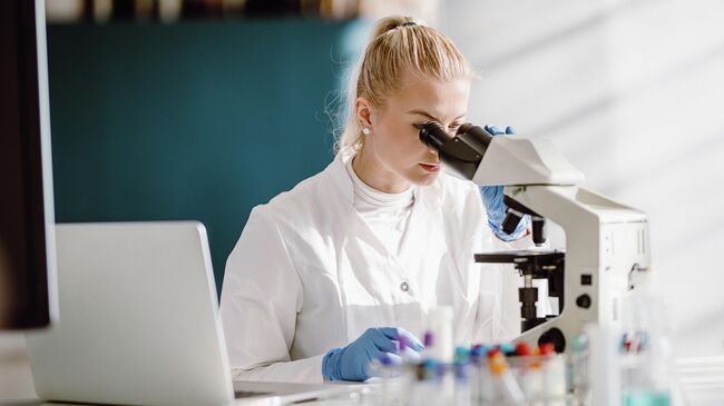 Девушка-ученый во время работы в лаборатории