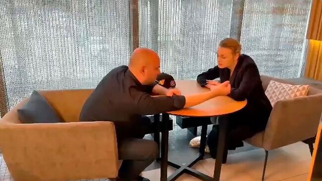 Губернатор Самарской области Вячеслав Федорищев во время интервью блогеру Ксении Штефан