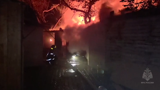 Пожар в одноэтажном деревянном здании на юго-востоке Москвы. Кадр из видео
