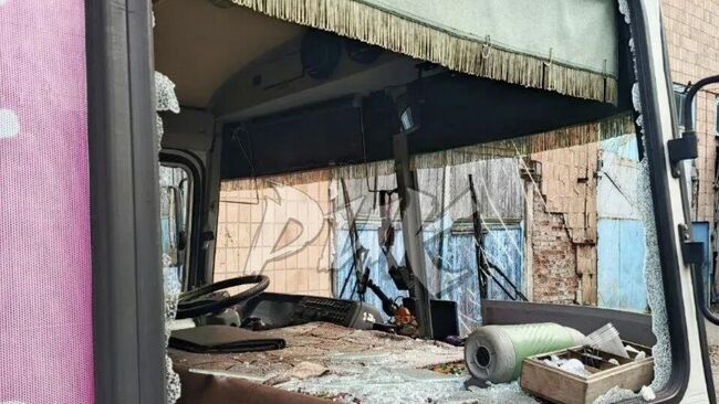 Последствия атаки БПЛА ВСУ по автобусу в Горловке