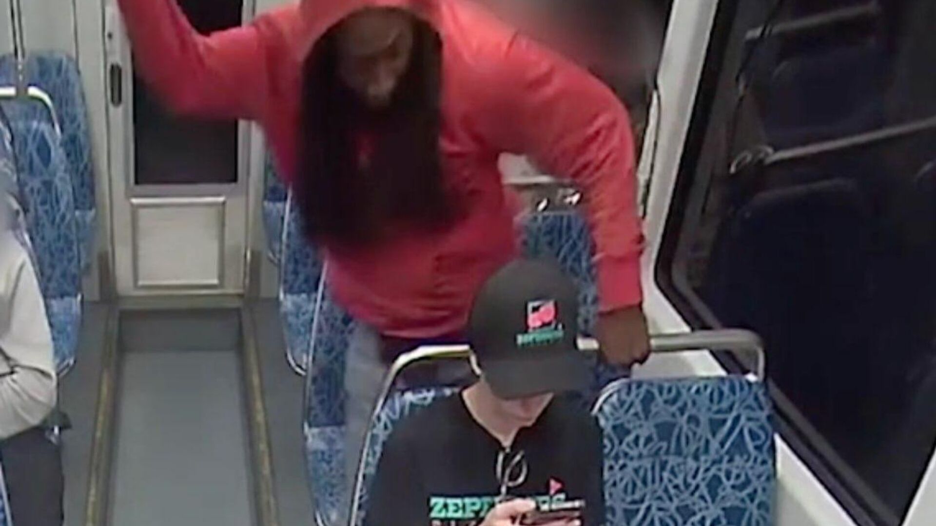 Момент нападения на украинскую беженку в метро в США. Кадр записи камеры видеонаблюдения - РИА Новости, 1920, 12.09.2025