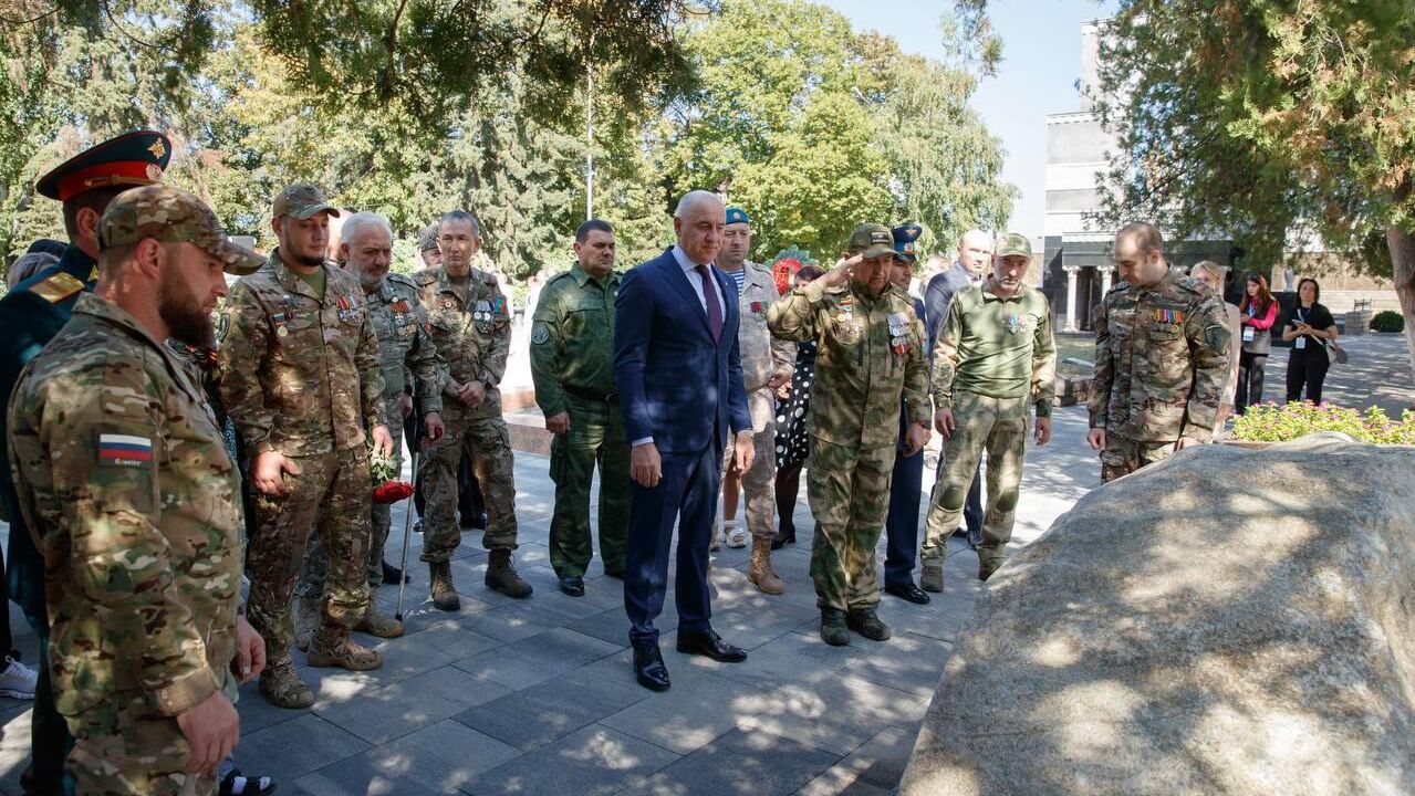 Глава Карачаево-Черкесии Рашид Темрезов принял участие в церемонии закладки камня в основание памятника погибшим воинам Карачаево-Черкесской Республики - участникам СВО - РИА Новости, 1920, 06.09.2025