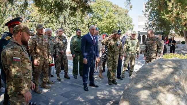 Глава Карачаево-Черкесии Рашид Темрезов принял участие в церемонии закладки камня в основание памятника погибшим воинам Карачаево-Черкесской Республики - участникам СВО Глава Карачаево-Черкесии Рашид Темрезов принял участие в церемонии закладки камня в основание памятника погибшим воинам Карачаево-Черкесской Республики - участникам СВО