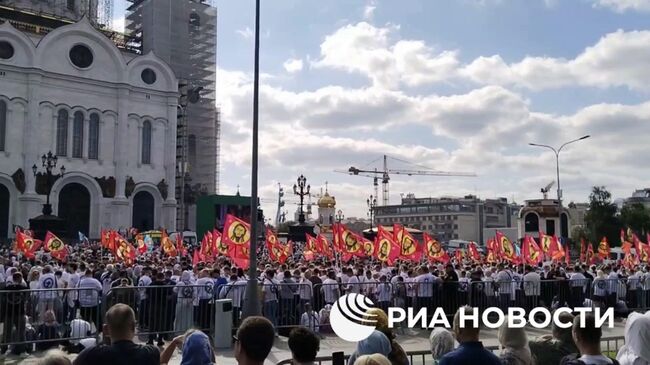 Верующие у храма Христа Спасителя в ожидании общемосковского крестного хода