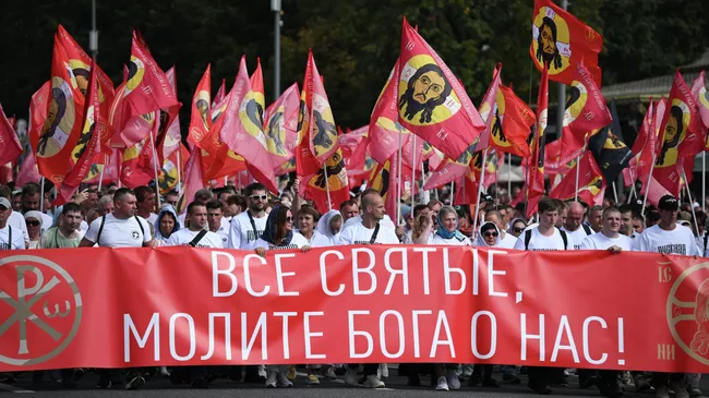 Верующие во время крестного хода в день празднования Собора Московских святых у кафедрального соборного храма Христа Спасителя в Москве Верующие во время крестного хода в день празднования Собора Московских святых у кафедрального соборного храма Христа Спасителя в Москве