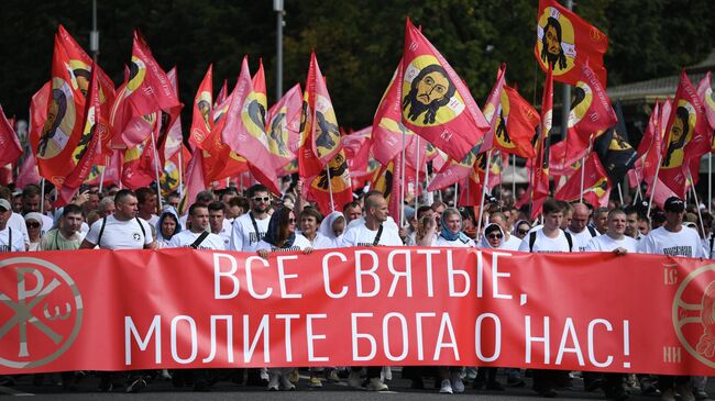 Верующие во время крестного хода в день празднования Собора Московских святых у кафедрального соборного храма Христа Спасителя в Москве