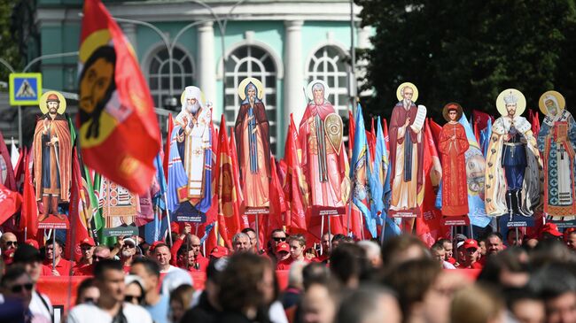 Верующие во время крестного хода в день празднования Собора Московских святых у кафедрального соборного храма Христа Спасителя в Москве