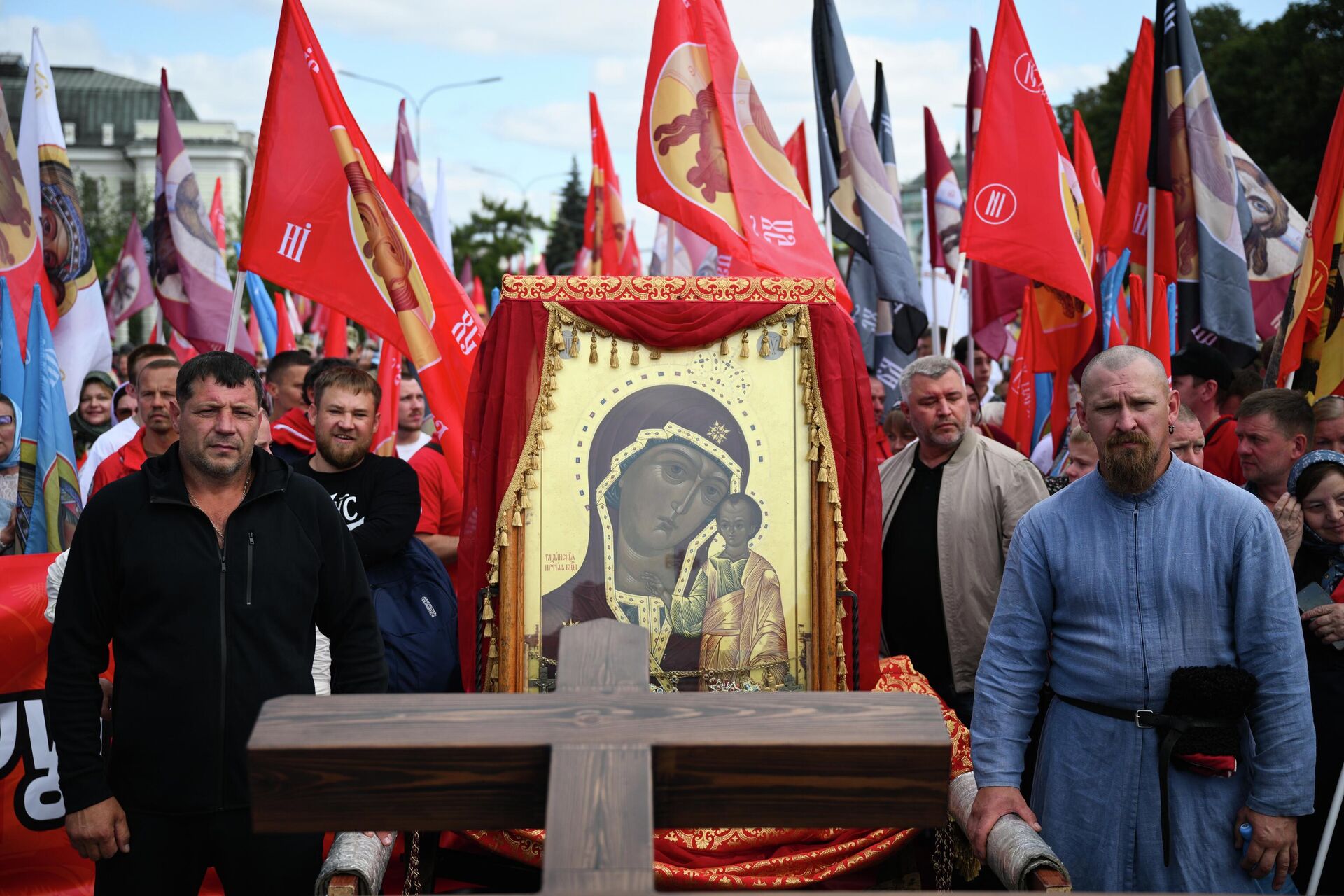 Верующие во время крестного хода в день празднования Собора Московских святых у кафедрального соборного храма Христа Спасителя в Москве Верующие во время крестного хода в день празднования Собора Московских святых у кафедрального соборного храма Христа Спасителя в Москве - РИА Новости, 1920, 15.10.2025