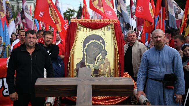 Верующие во время крестного хода в день празднования Собора Московских святых у кафедрального соборного храма Христа Спасителя в Москве