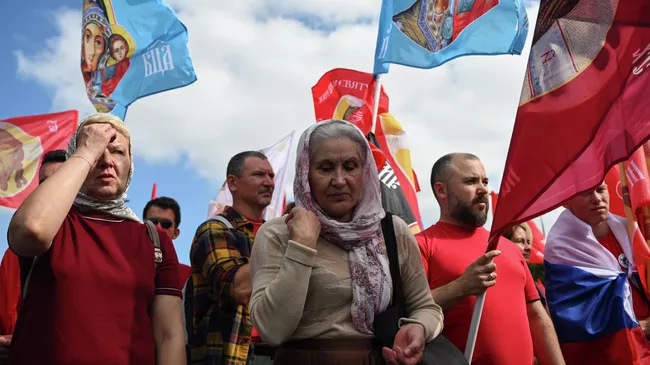 Верующие во время крестного хода в день празднования Собора Московских святых у кафедрального соборного храма Христа Спасителя в Москве Верующие во время крестного хода в день празднования Собора Московских святых у кафедрального соборного храма Христа Спасителя в Москве