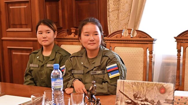 Сестры-близнецы Арьяна и Дарина Дагбацыреновы во время встречи с главой Республики Бурятии Алексеем Цыденовым