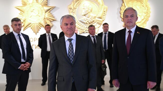 Председатель Государственной думы РФ Вячеслав Володин и председатель Палаты представителей Национального собрания Белоруссии Игорь Сергеенко во время посещения Музея Славы Могилевщины