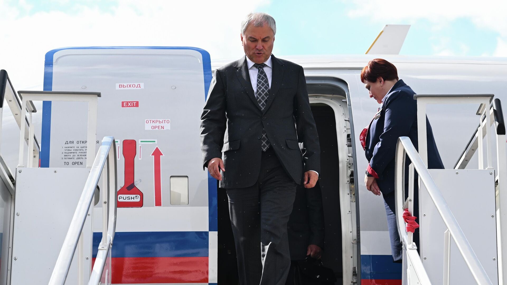 Председатель Государственной думы РФ Вячеслав Володин во время встречи в аэропорту Могилева - РИА Новости, 1920, 07.09.2025