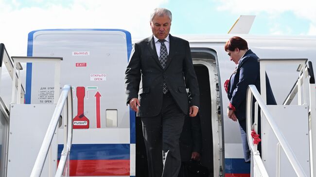 Председатель Государственной думы РФ Вячеслав Володин во время встречи в аэропорту Могилева