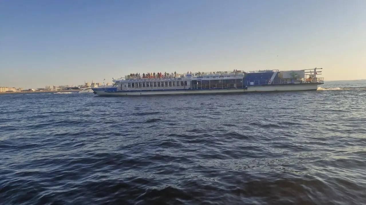 Пассажирский теплоход Чайка сел на мель в акватории Финского залива в Санкт-Петербурге - РИА Новости, 1920, 07.09.2025