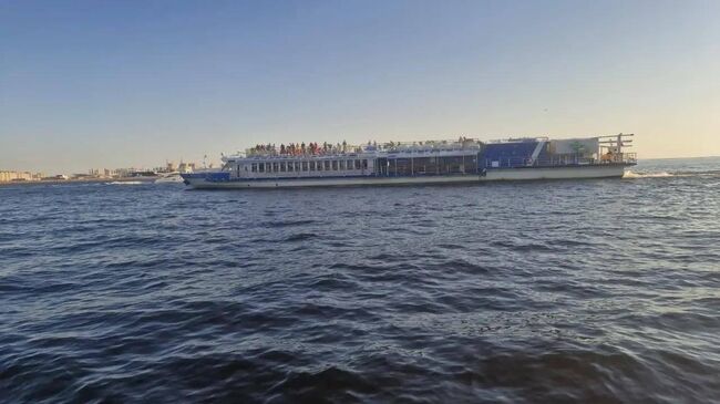 Пассажирский теплоход Чайка сел на мель в акватории Финского залива в Санкт-Петербурге