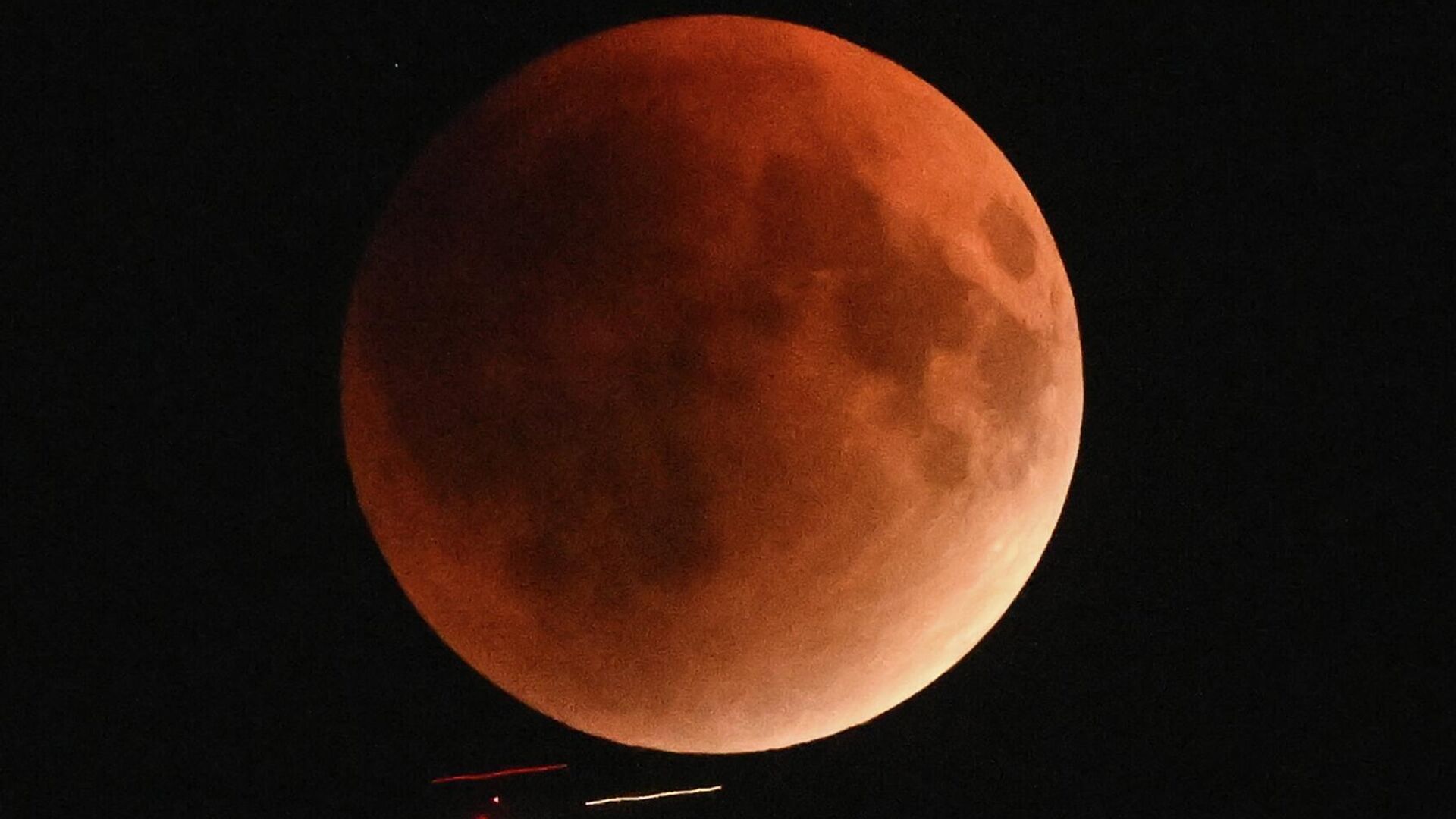 Полное лунное затмение - РИА Новости, 1920, 16.12.2025