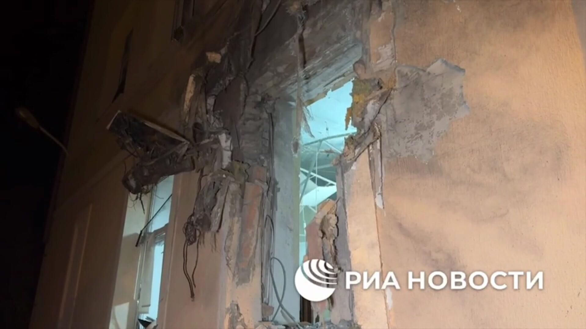 Несколько кабинетов и стена серьезно повреждены в школе в Донецке в результате атаки ВСУ - РИА Новости, 1920, 07.09.2025