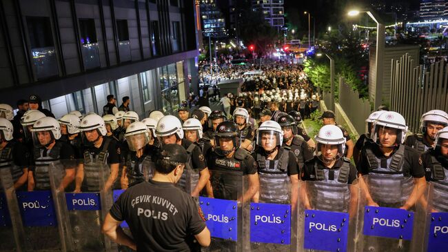 Полиция у здания стамбульского филиала Народно-республиканской партии