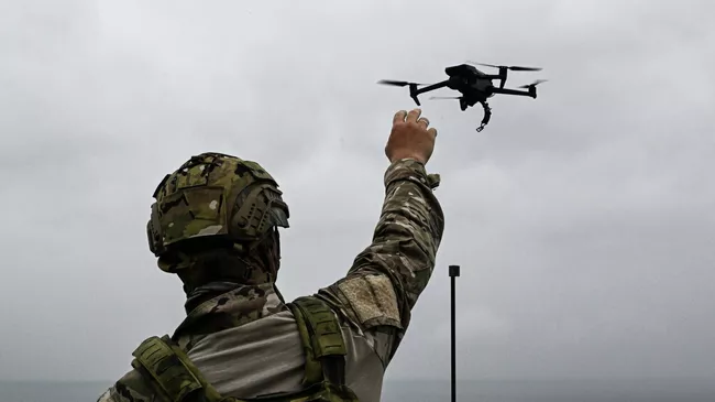 На занятиях по управлению FPV-дронами