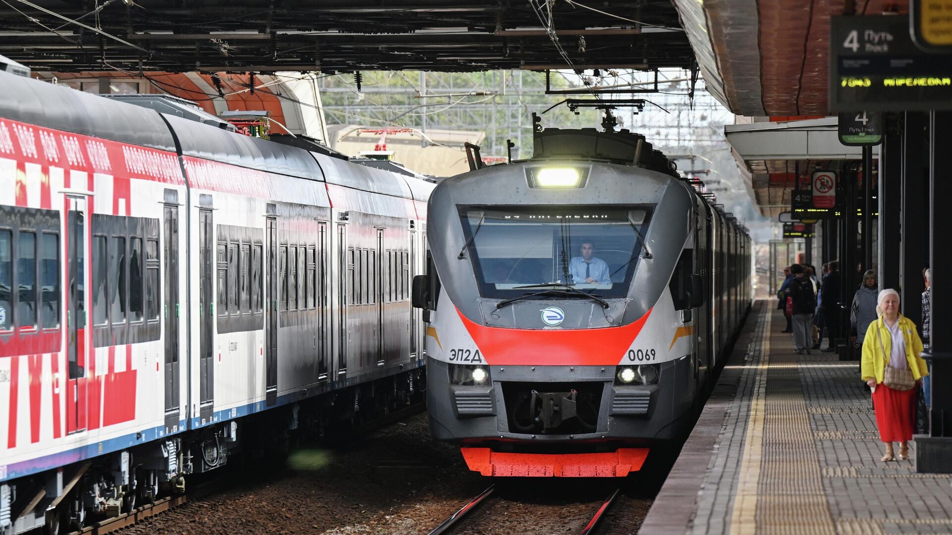 Поезд прибывает к платформе городского железнодорожного вокзала Нижегородская в Москве Поезд прибывает к платформе городского железнодорожного вокзала Нижегородская в Москве - РИА Новости, 1920, 17.10.2025