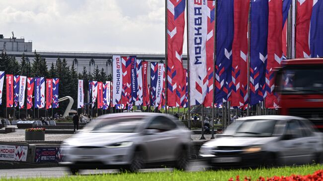 Праздничное украшение на Поклонной горе в Москве ко Дню Города