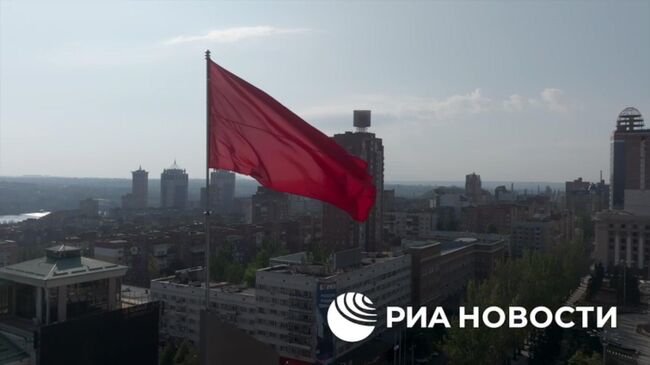 Знамя Победы над центральной площадью Ленина в Донецке Знамя Победы над центральной площадью Ленина в Донецке