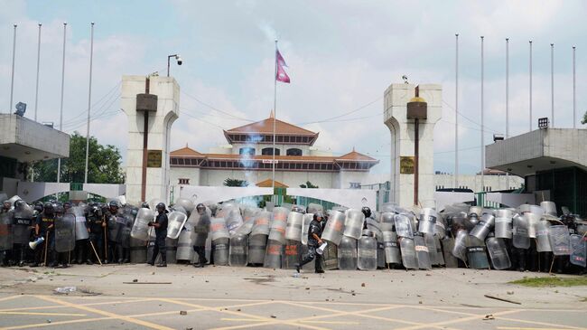 Здание парламента во время беспорядков в Катманду. 8 сентября 2025
